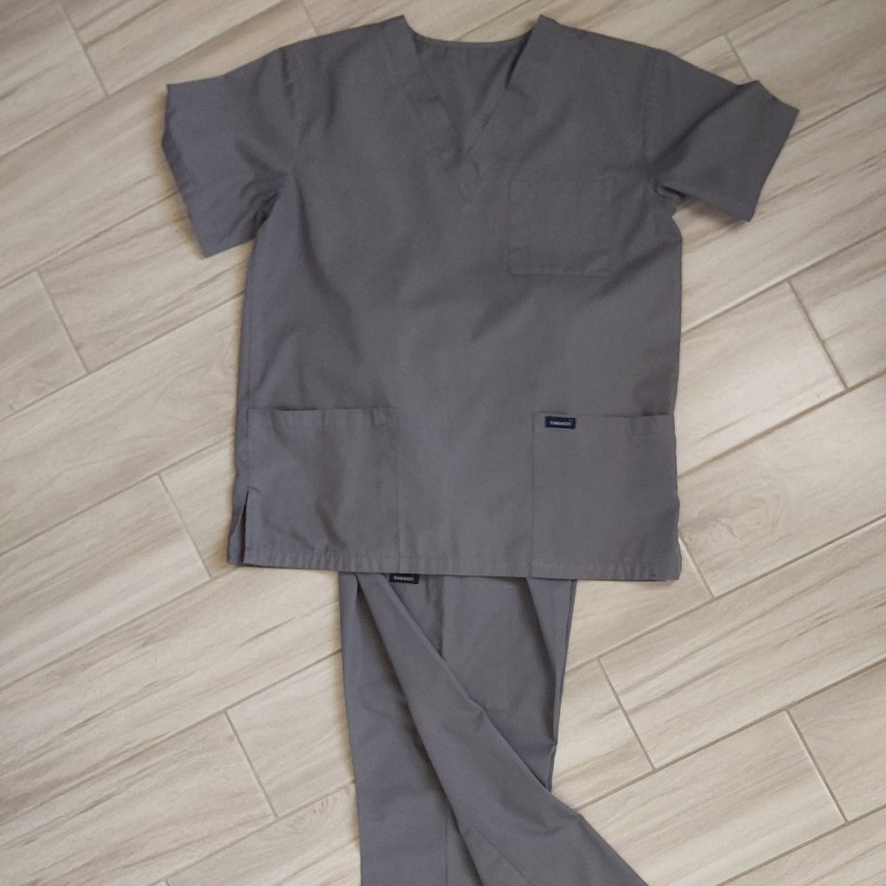 Dagacci NWOT Charcoal Gray Short Sleeve V-neck 2pc Scrub Set. Size M